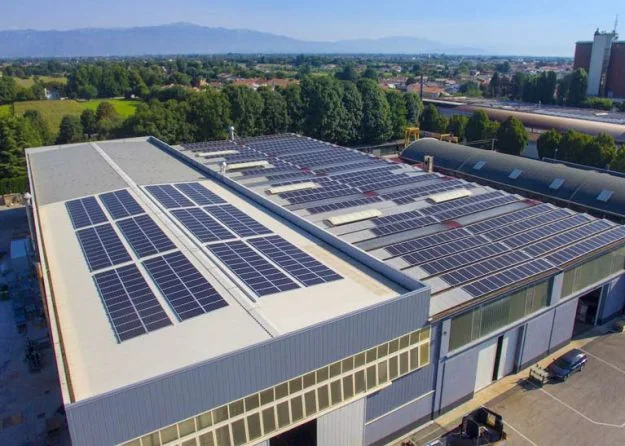 Impianto fotovoltaico realizzato da Zaia Serramenti sulla copertura di un capannone, vista aerea