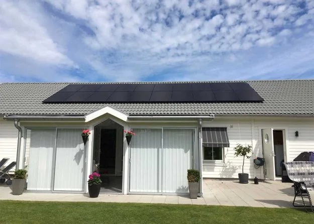 Moduli fotovoltaici all black su tetto a falda di un'abitazione monopiano